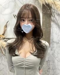 清純で明るい太陽のような笑顔、ハイレベルな美貌を持つ彼女。